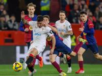 半岛体育官网app-塞维利亚中场控制力强，击败对手