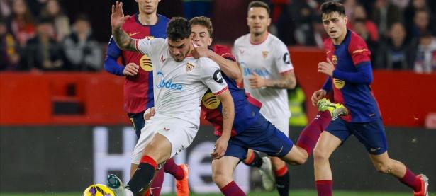 半岛体育官网app-塞维利亚中场控制力强，击败对手