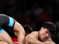 半岛体育网址-摔跤赛事中选手力压对手斩获胜利