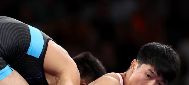 半岛体育网址-摔跤赛事中选手力压对手斩获胜利