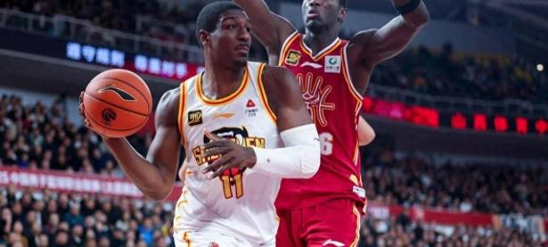 半岛体育课程-球队新收购外援加盟，实力大增