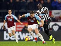 半岛体育官方-包含谢周三客场胜出--冲击英冠升级资格的词条