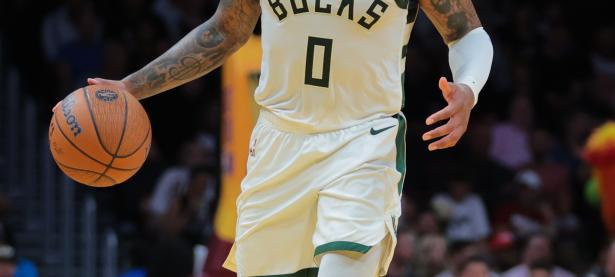 半岛体育官网入口-雄鹿力克火箭，追平东部第一