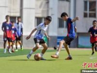 半岛体育网址-竞技场上的足球比赛场面激烈角逐