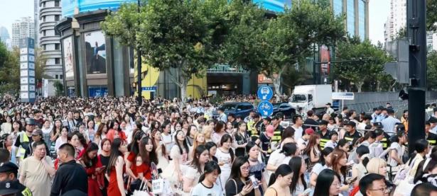 半岛体育链接-精彩的比赛令人目不暇接，观众热情高涨