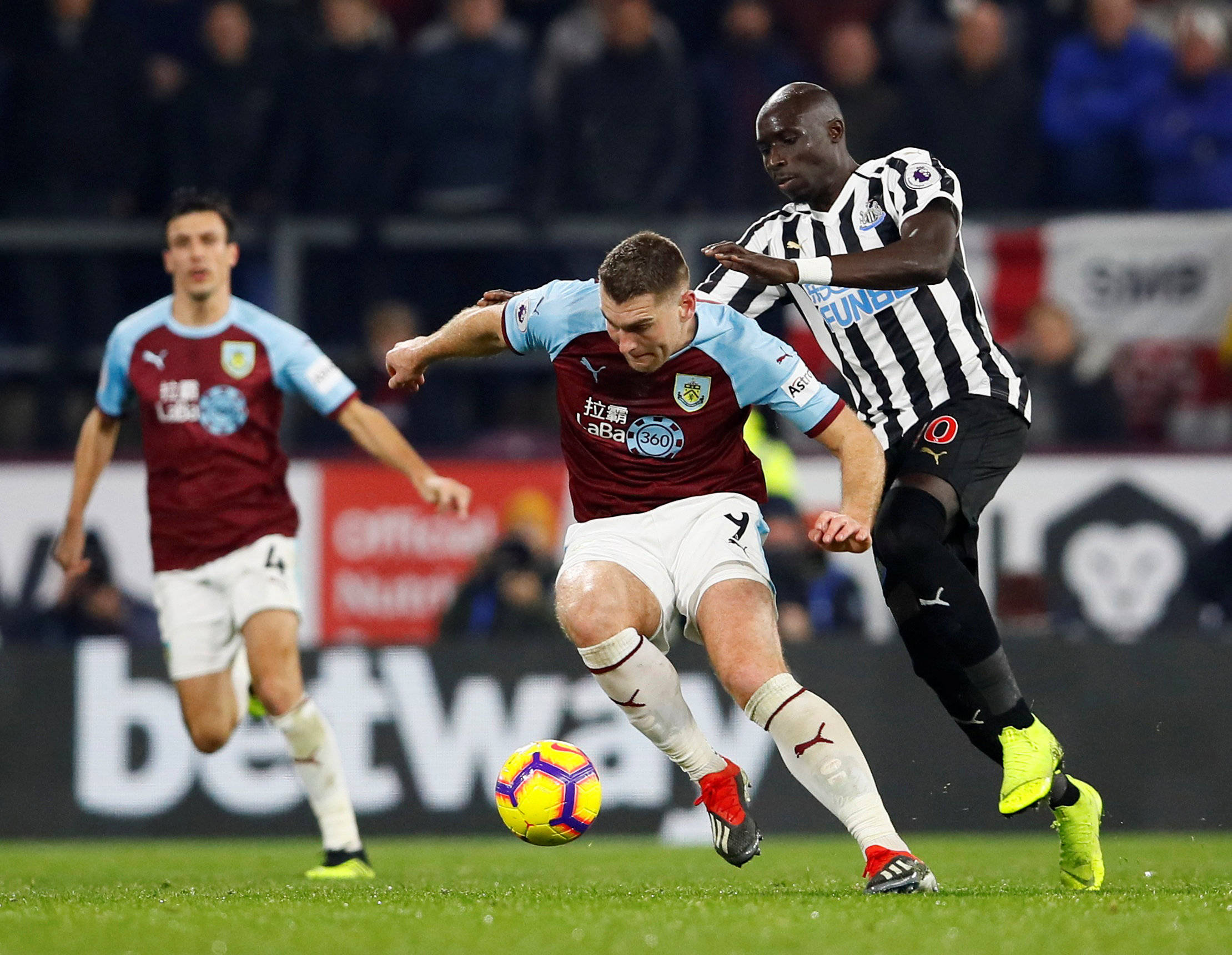 包含谢周三客场胜出--冲击英冠升级资格的词条