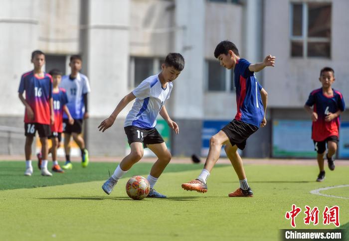 竞技场上的足球比赛场面激烈角逐