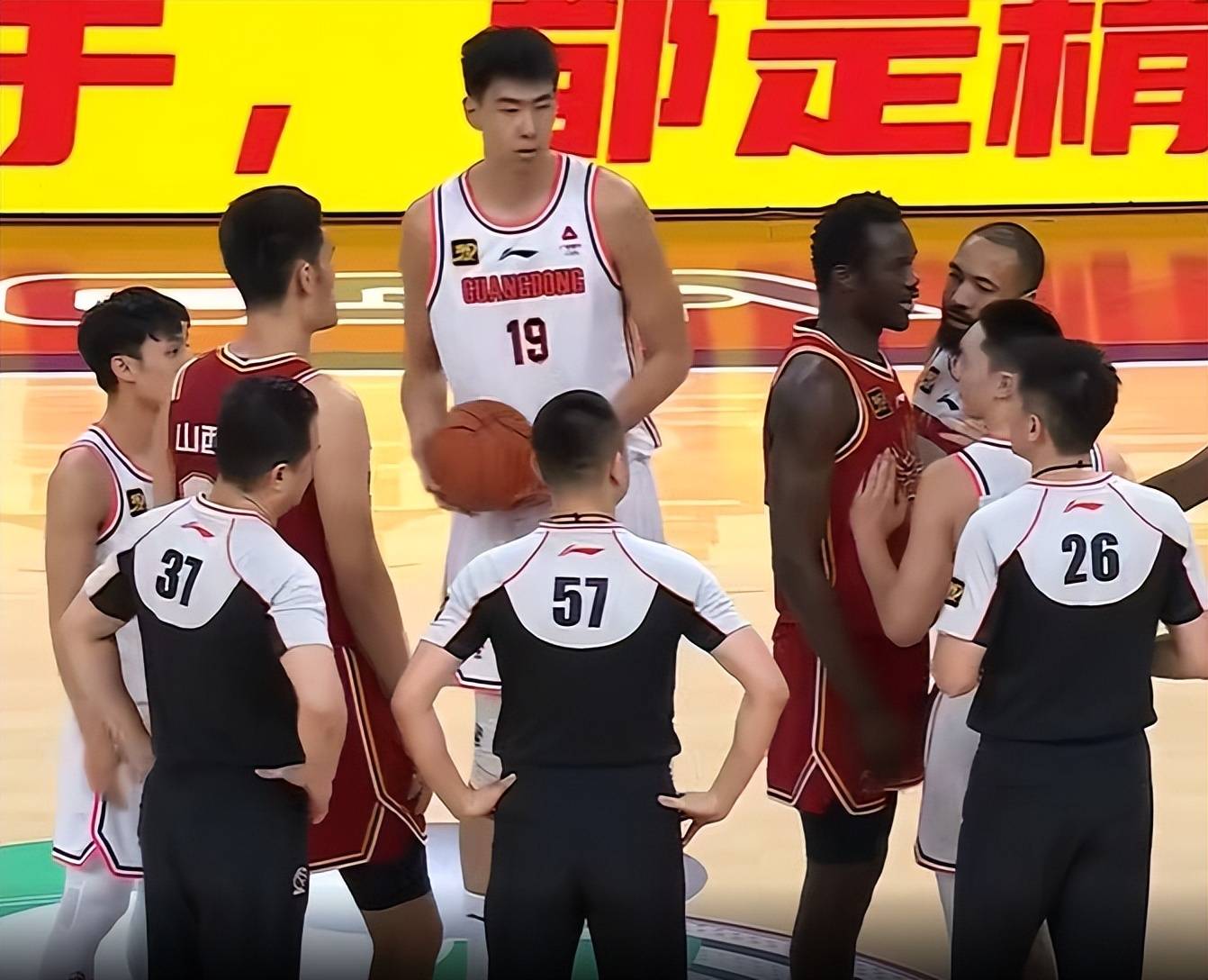 凭借一波广东队,CBA季后赛成功三杀,现场观众齐声高喊的简单介绍 凭借一波广东队,CBA季后赛成功三杀,现场观众齐声高喊的简单介绍