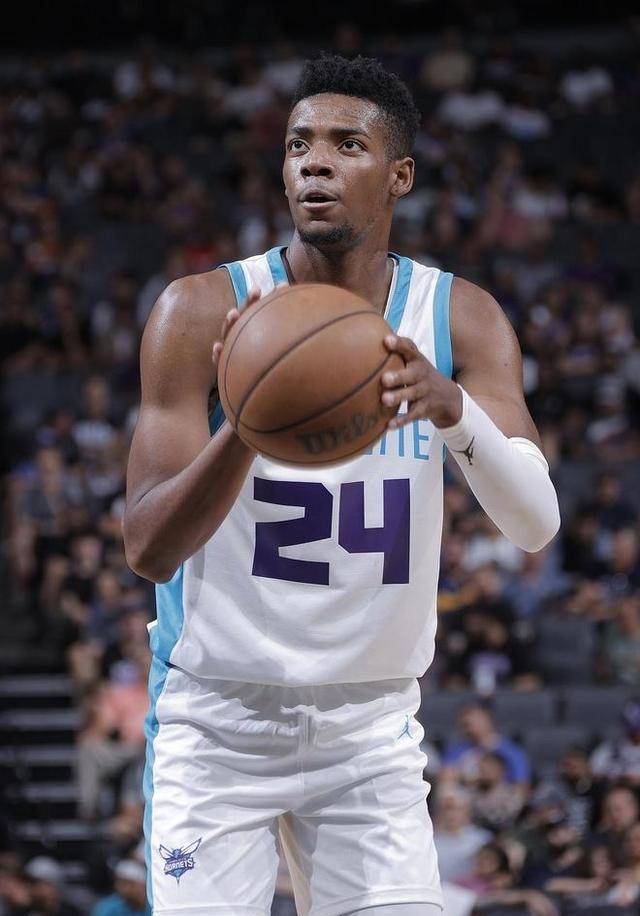 球队实力逐渐蜕变,新一代球员崭露头角 球队实力逐渐蜕变,新一代球员崭露头角