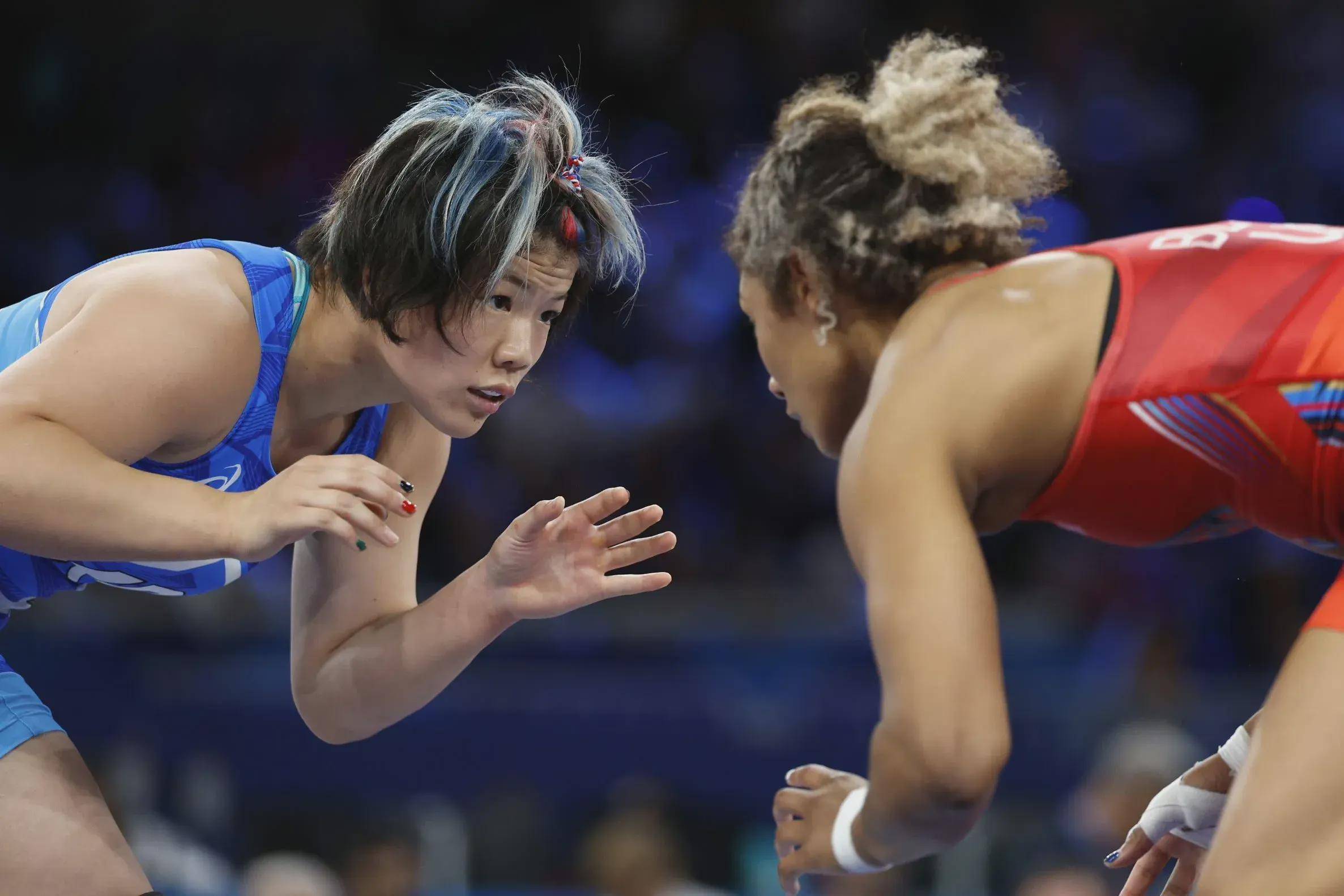 摔跤赛事中选手力压对手斩获胜利 摔跤赛事中选手力压对手斩获胜利