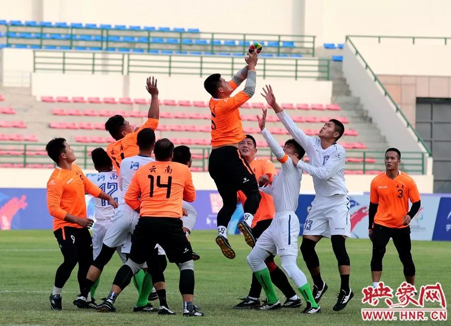 十八般武艺：球场上的较量，谁更胜一筹，拭目以待