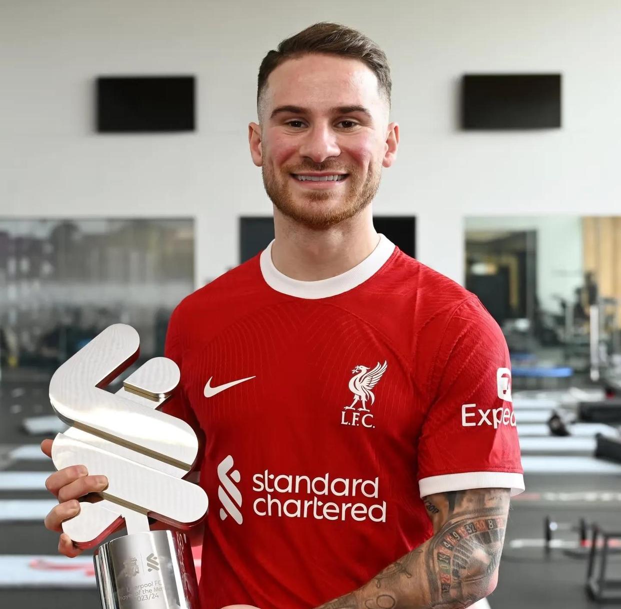 包含阿根廷教头就任英格兰联赛夺冠热门队的词条