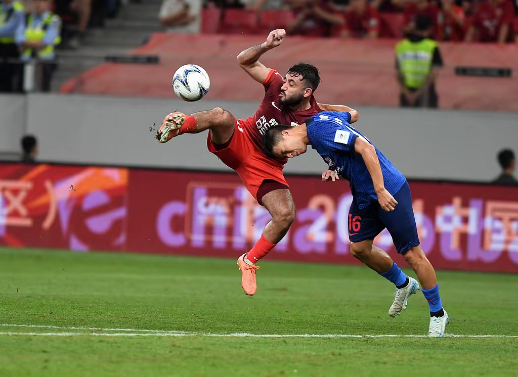 足球对阵之际呈现紧张激烈，球员实力悉心呈现