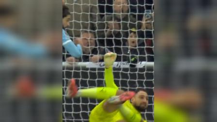 足球对阵之际呈现紧张激烈，球员实力悉心呈现