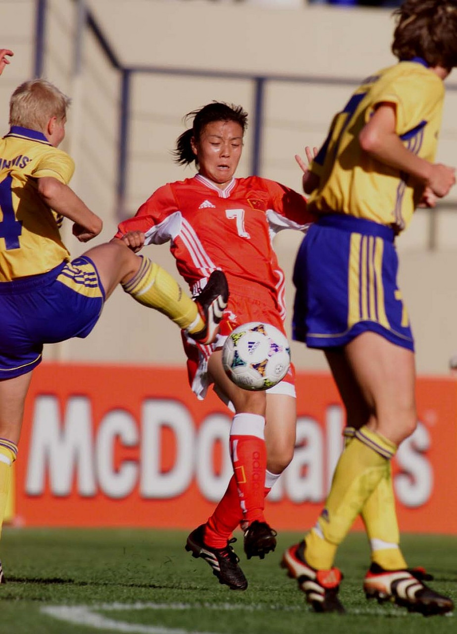 足球赛事中，女球员们毫不畏惧夺魁！