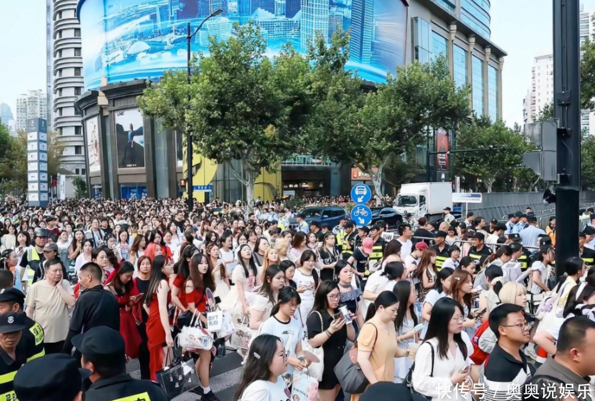 精彩的比赛令人目不暇接,观众热情高涨 精彩的比赛令人目不暇接,观众热情高涨